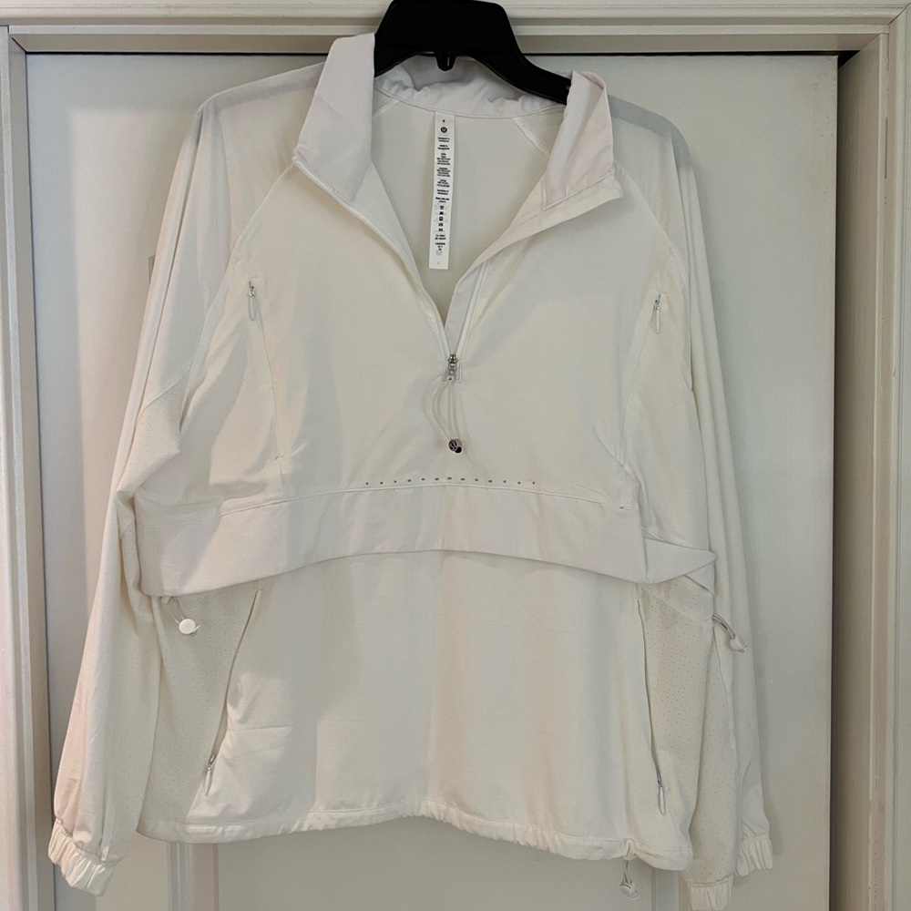 Iululemon size 8 ripstop running half zip.  Worn 1 time